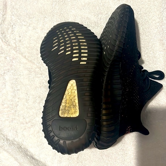 Almost new Yeezy’s boost 350 V2 “Red” - Picture 5 of 6